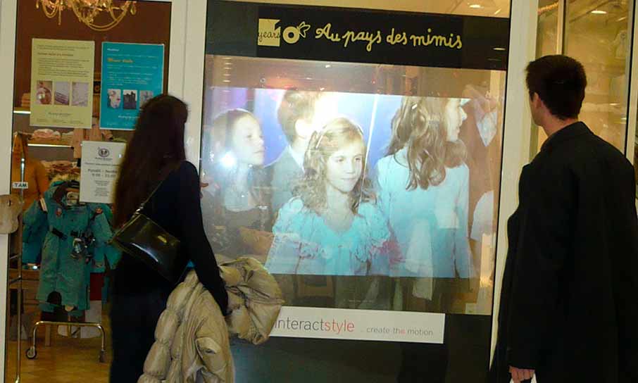 Au pays des mimin in shopping mall Nový Smíchov, Interactive foil